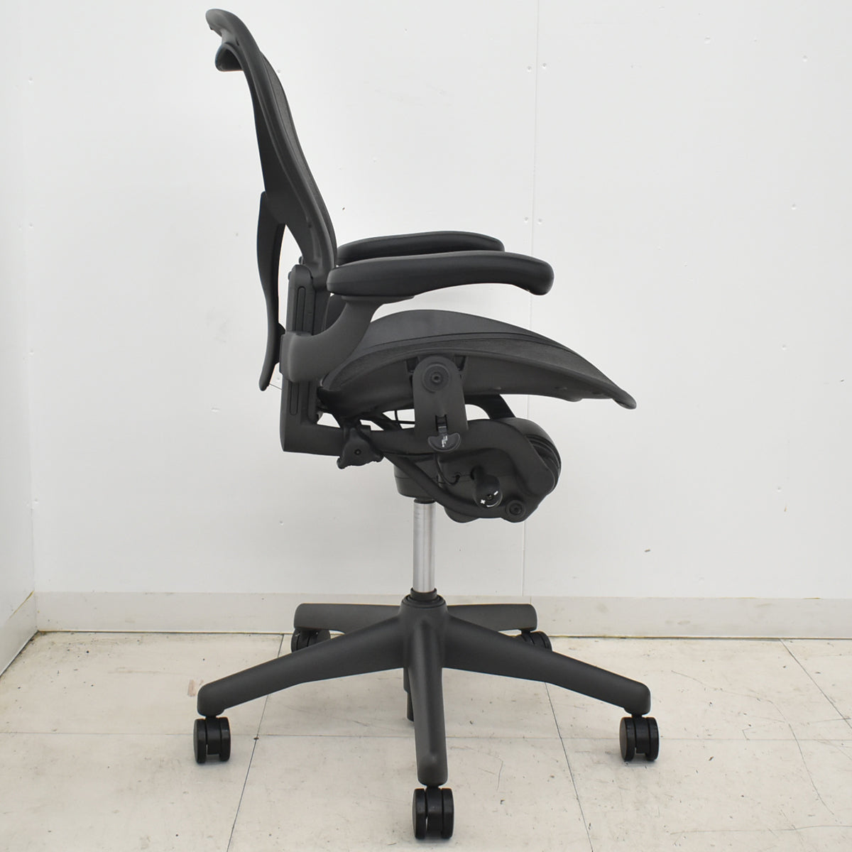 【中古】ハーマンミラー　アーロンチェア　Ｂサイズ　固定肘　ポスチャーフィット　リクライニング範囲調整　ブラック　2026021404【中古オフィス家具】\