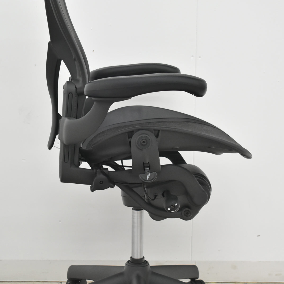 【中古】ハーマンミラー　アーロンチェア　Ｂサイズ　固定肘　ポスチャーフィット　リクライニング範囲調整　ブラック　2026021404【中古オフィス家具】\
