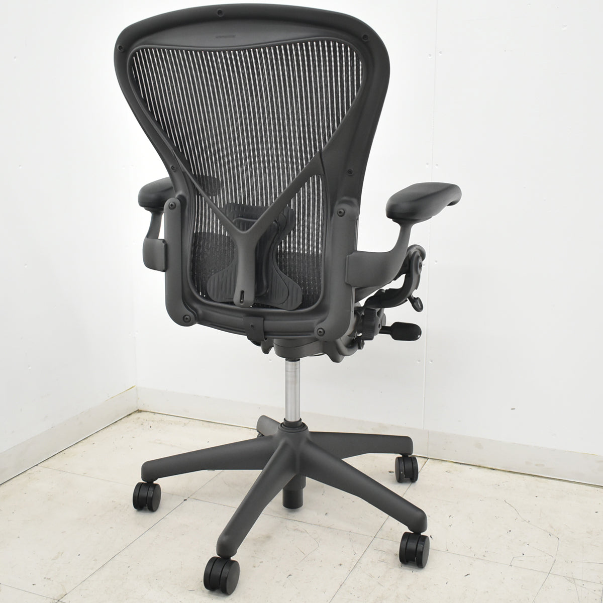 【中古】ハーマンミラー　アーロンチェア　Ｂサイズ　固定肘　ポスチャーフィット　リクライニング範囲調整　ブラック　2026021404【中古オフィス家具】\