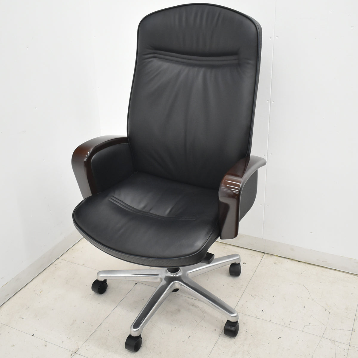 【中古】オカムラ　KCシリーズ　エグゼクティブチェア　ハイバック　固定肘　革張り　ポリッシュ　ブラック　2026021405【中古オフィス家具】