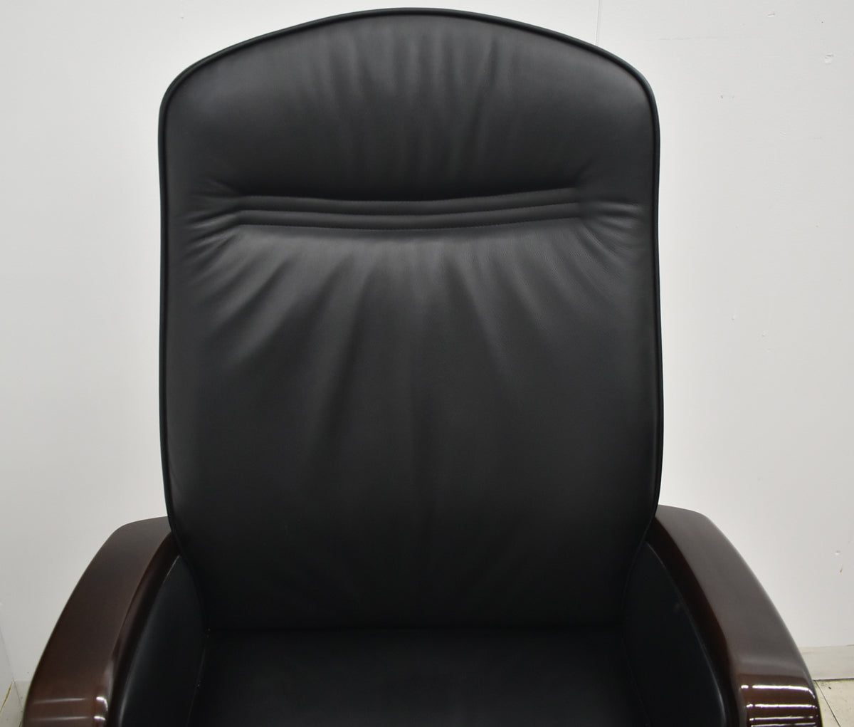 【中古】オカムラ　KCシリーズ　エグゼクティブチェア　ハイバック　固定肘　革張り　ポリッシュ　ブラック　2026021405【中古オフィス家具】