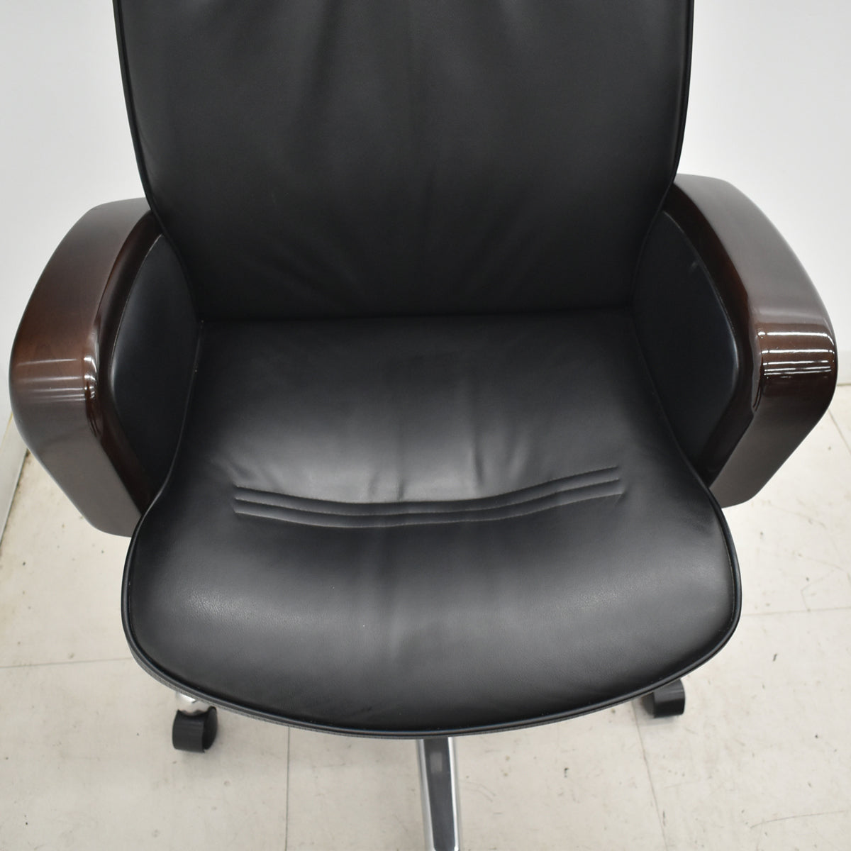 【中古】オカムラ　KCシリーズ　エグゼクティブチェア　ハイバック　固定肘　革張り　ポリッシュ　ブラック　2026021405【中古オフィス家具】