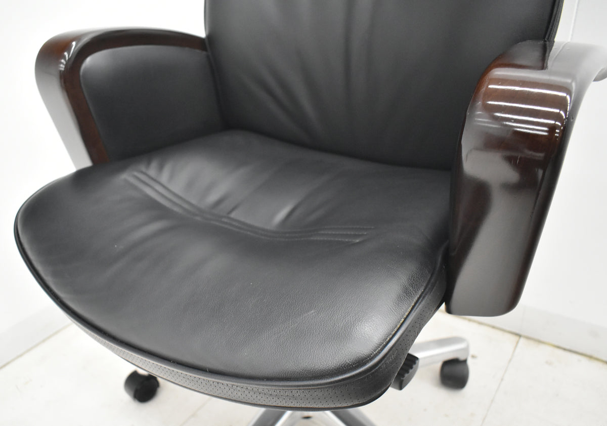 【中古】オカムラ　KCシリーズ　エグゼクティブチェア　ハイバック　固定肘　革張り　ポリッシュ　ブラック　2026021405【中古オフィス家具】