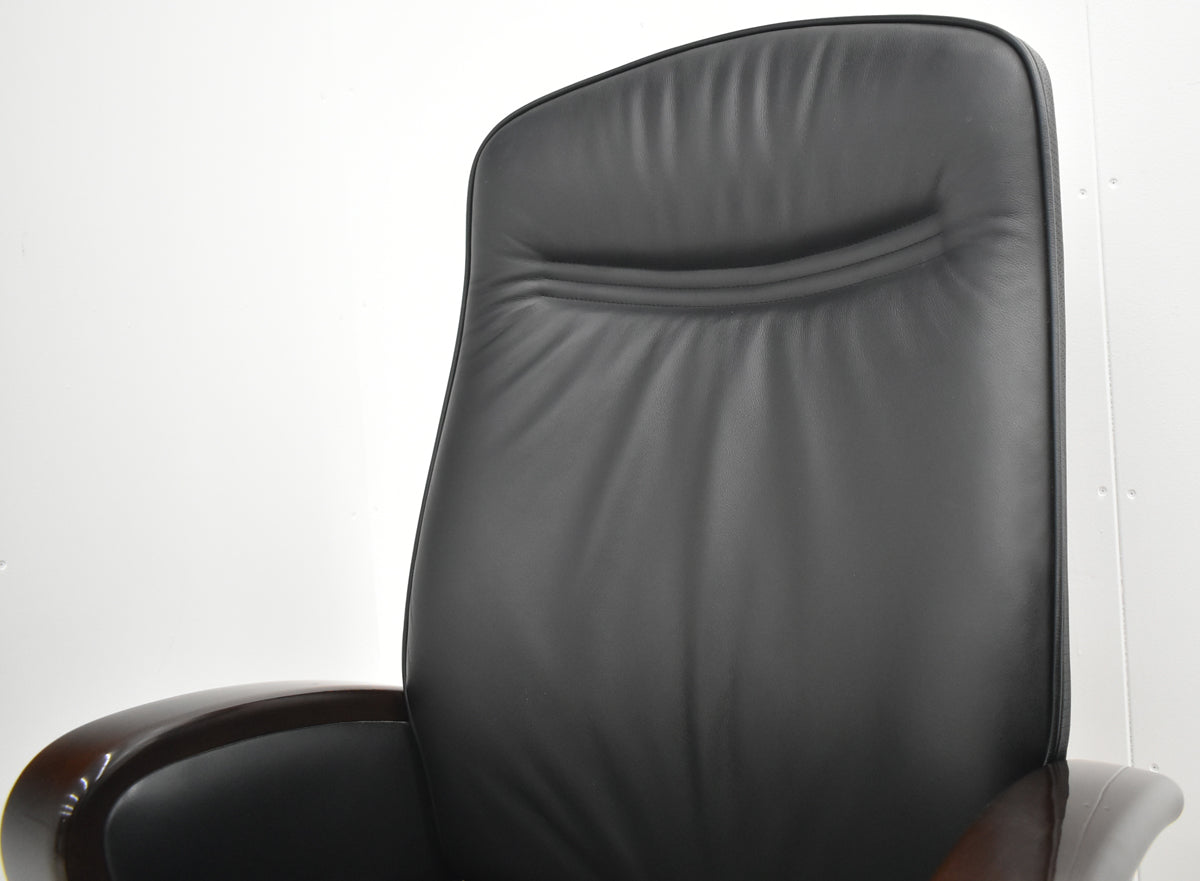 【中古】オカムラ　KCシリーズ　エグゼクティブチェア　ハイバック　固定肘　革張り　ポリッシュ　ブラック　2026021405【中古オフィス家具】