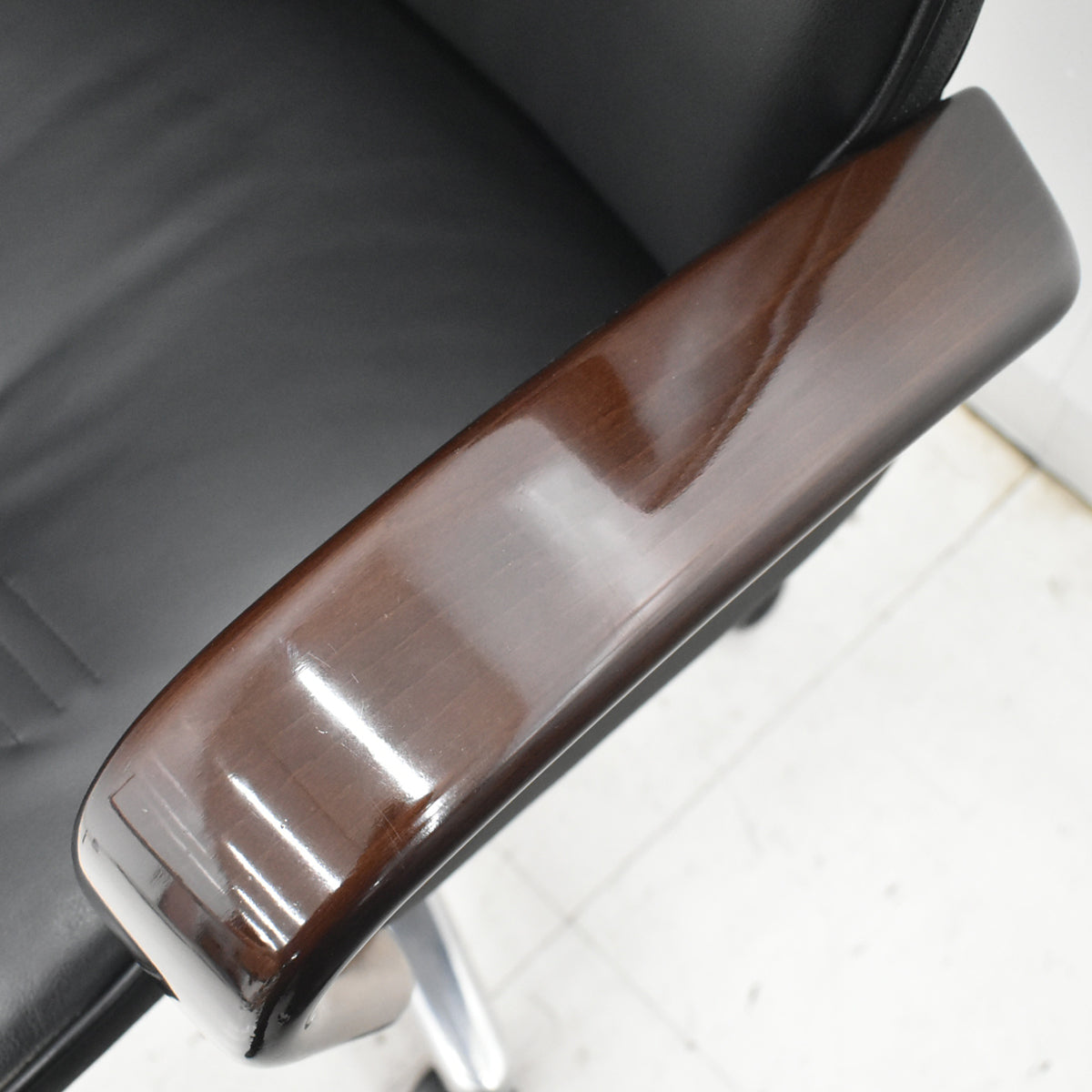 【中古】オカムラ　KCシリーズ　エグゼクティブチェア　ハイバック　固定肘　革張り　ポリッシュ　ブラック　2026021405【中古オフィス家具】