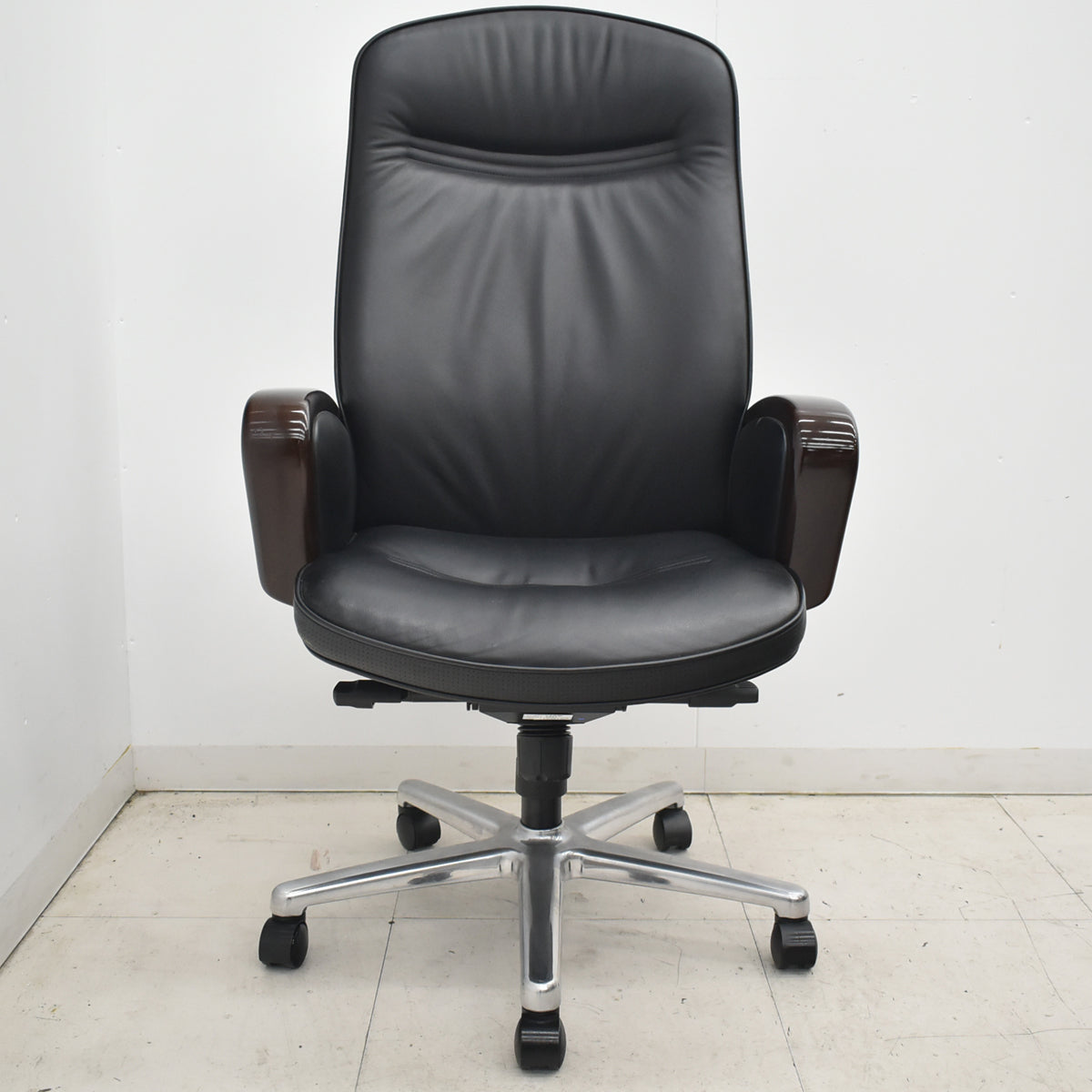 【中古】オカムラ　KCシリーズ　エグゼクティブチェア　ハイバック　固定肘　革張り　ポリッシュ　ブラック　2026021405【中古オフィス家具】