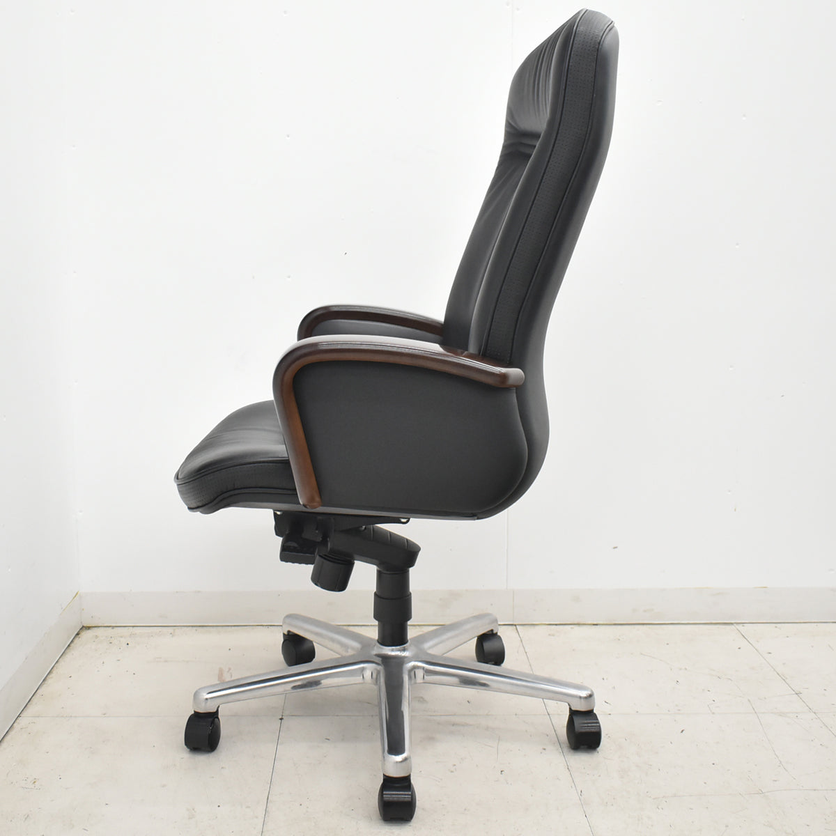 【中古】オカムラ　KCシリーズ　エグゼクティブチェア　ハイバック　固定肘　革張り　ポリッシュ　ブラック　2026021405【中古オフィス家具】