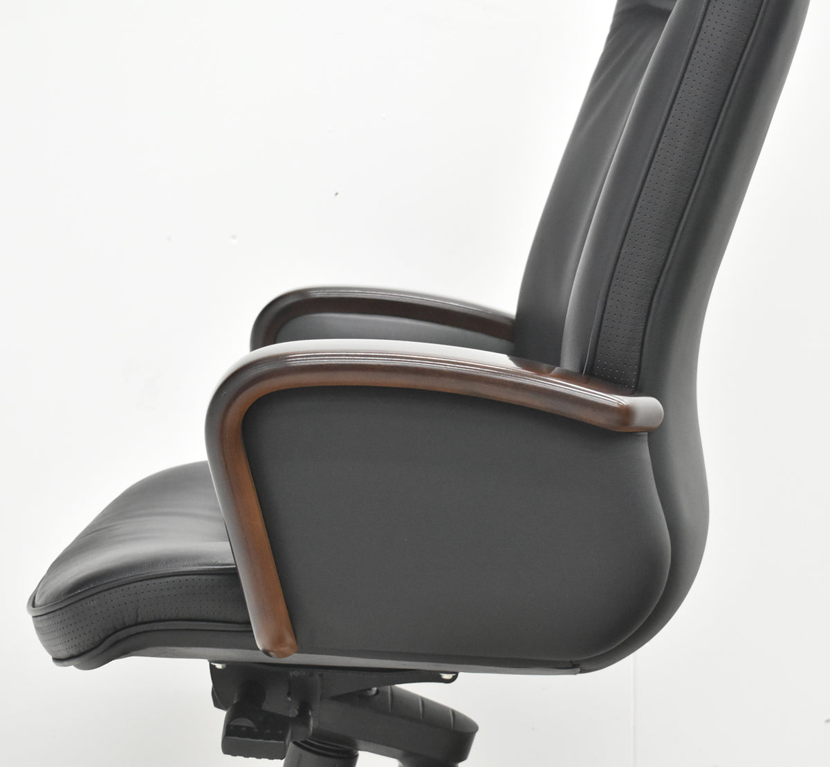 【中古】オカムラ　KCシリーズ　エグゼクティブチェア　ハイバック　固定肘　革張り　ポリッシュ　ブラック　2026021405【中古オフィス家具】