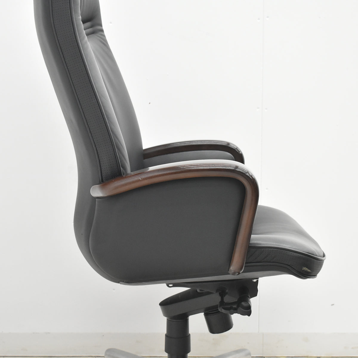 【中古】オカムラ　KCシリーズ　エグゼクティブチェア　ハイバック　固定肘　革張り　ポリッシュ　ブラック　2026021405【中古オフィス家具】