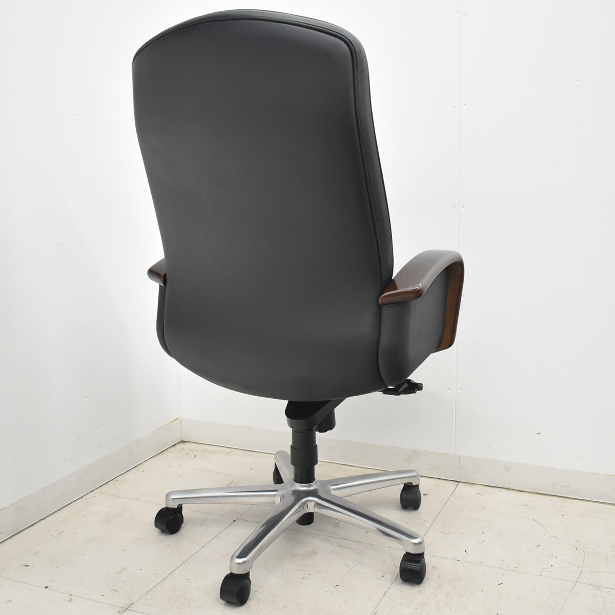 【中古】オカムラ　KCシリーズ　エグゼクティブチェア　ハイバック　固定肘　革張り　ポリッシュ　ブラック　2026021405【中古オフィス家具】