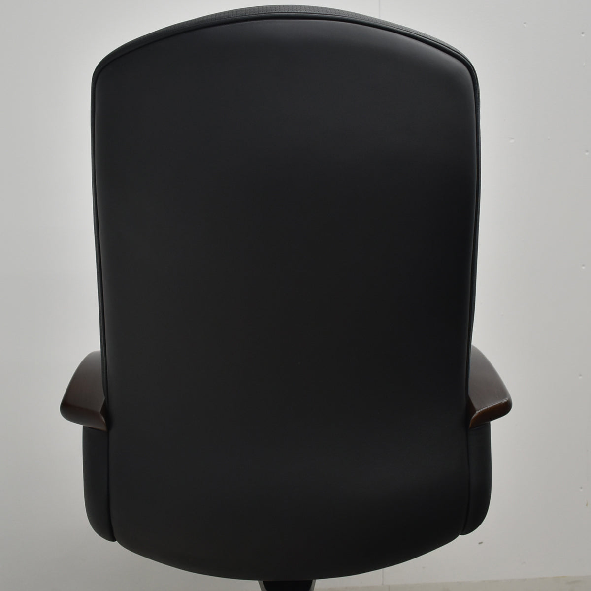 【中古】オカムラ　KCシリーズ　エグゼクティブチェア　ハイバック　固定肘　革張り　ポリッシュ　ブラック　2026021405【中古オフィス家具】