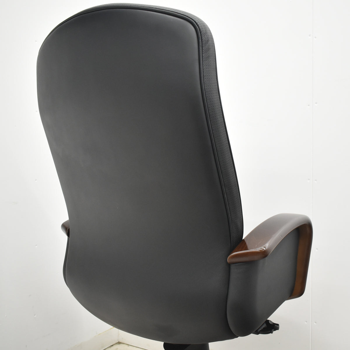 【中古】オカムラ　KCシリーズ　エグゼクティブチェア　ハイバック　固定肘　革張り　ポリッシュ　ブラック　2026021405【中古オフィス家具】