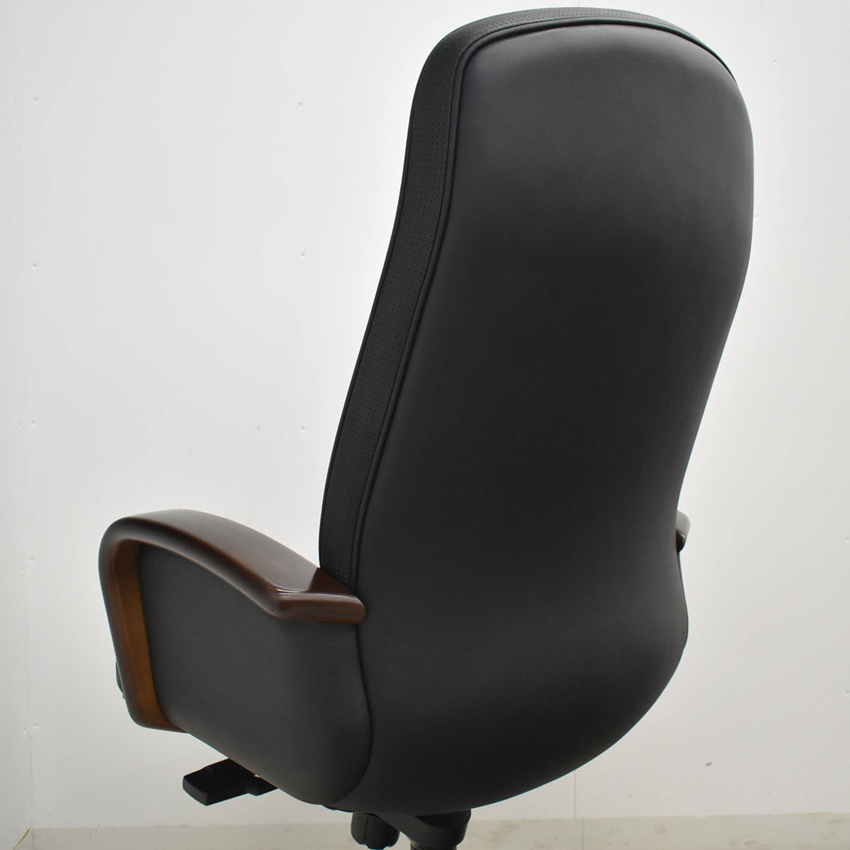 【中古】オカムラ　KCシリーズ　エグゼクティブチェア　ハイバック　固定肘　革張り　ポリッシュ　ブラック　2026021405【中古オフィス家具】