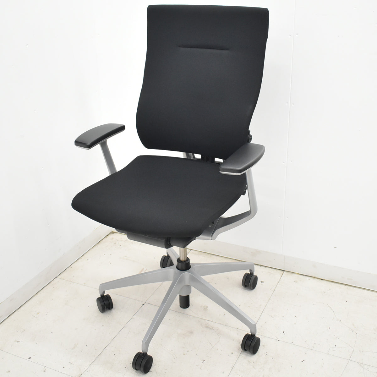 【中古】イトーキ　スピーナ　固定肘　シルバー脚　ブラック　2026021406【中古オフィス家具】