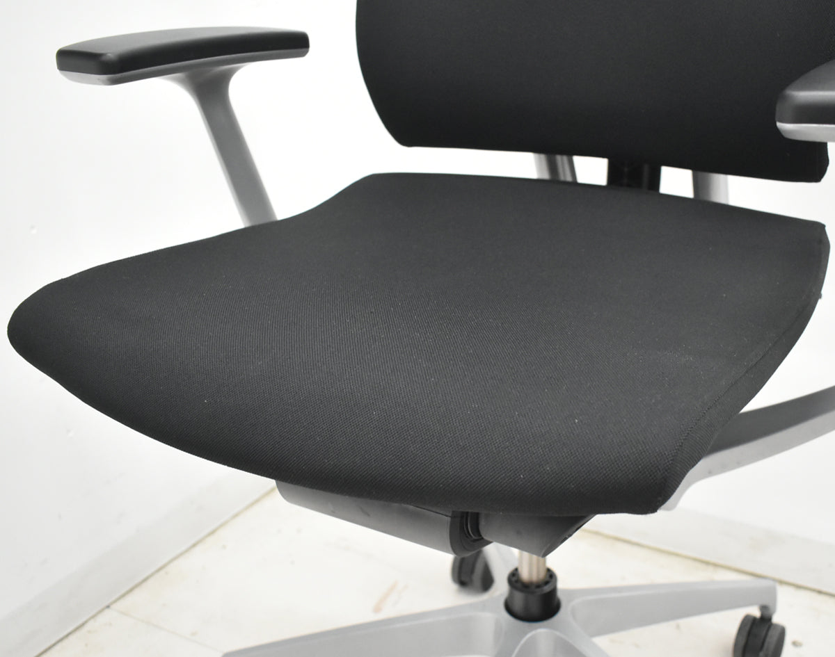 【中古】イトーキ　スピーナ　固定肘　シルバー脚　ブラック　2026021406【中古オフィス家具】