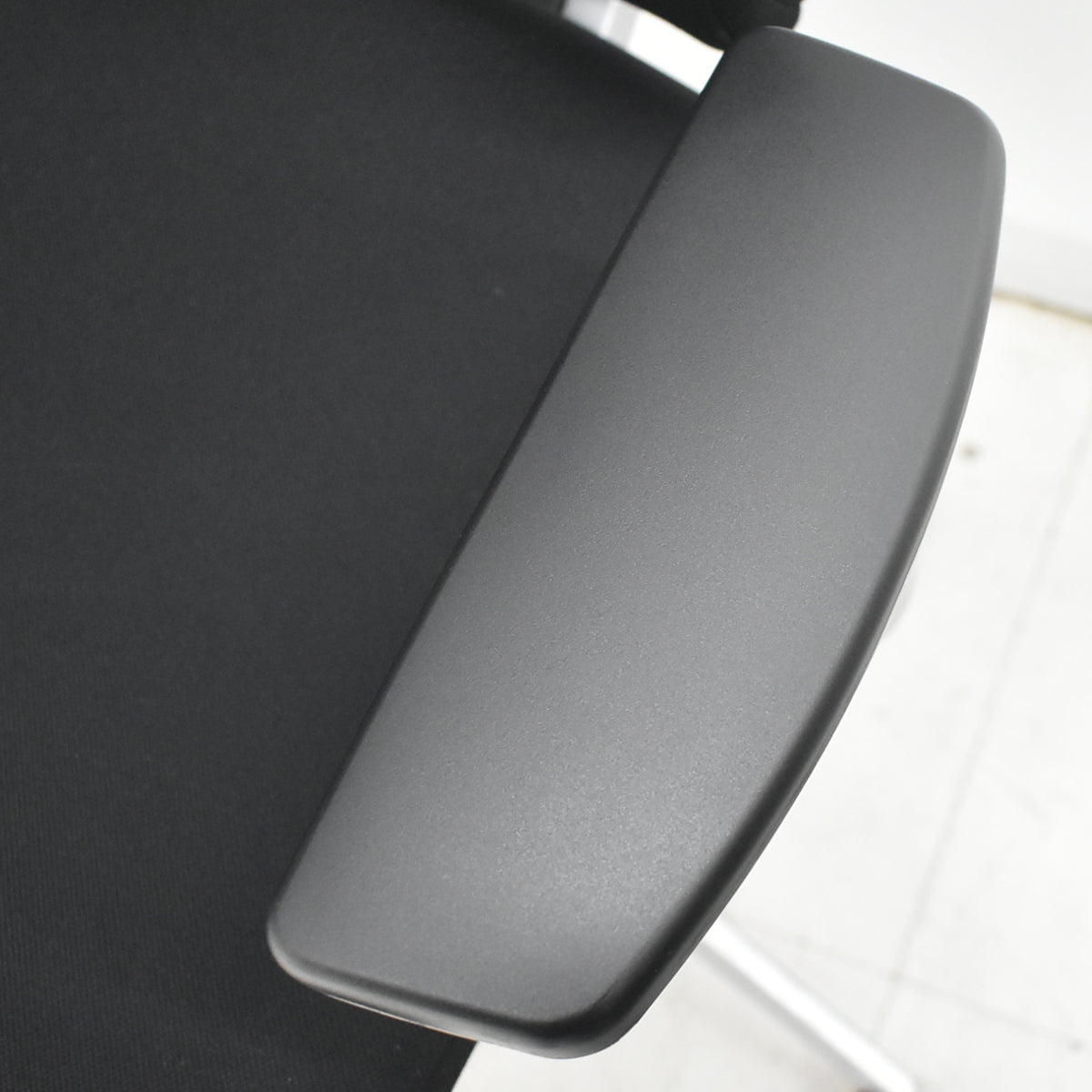 【中古】イトーキ　スピーナ　固定肘　シルバー脚　ブラック　2026021406【中古オフィス家具】