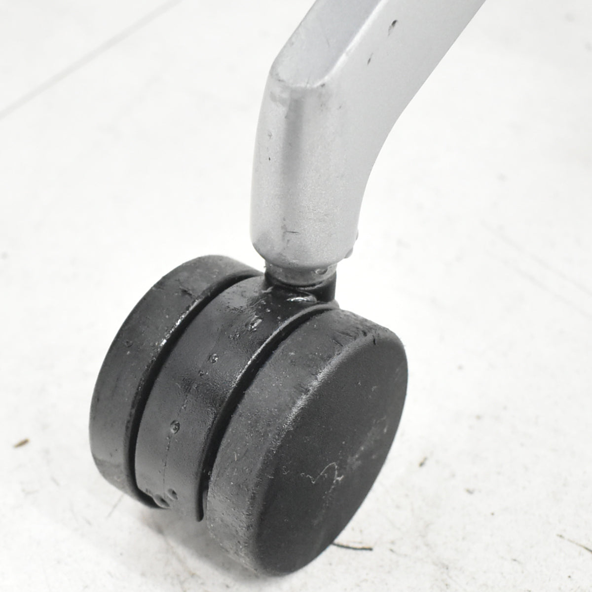 【中古】イトーキ　スピーナ　固定肘　シルバー脚　ブラック　2026021406【中古オフィス家具】