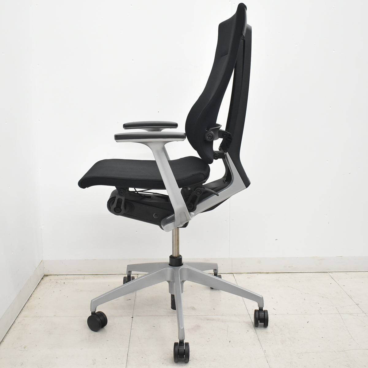 【中古】イトーキ　スピーナ　固定肘　シルバー脚　ブラック　2026021406【中古オフィス家具】