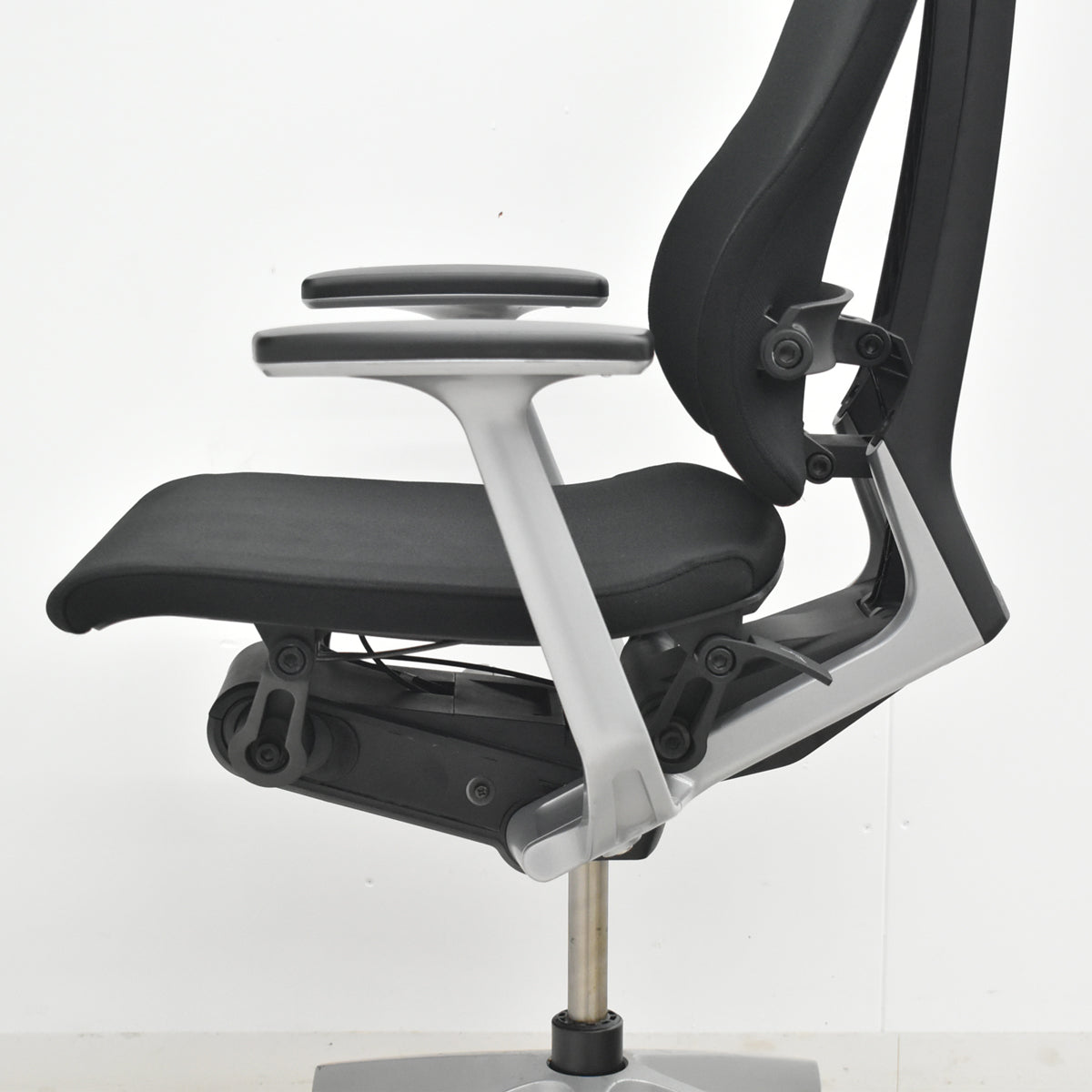 【中古】イトーキ　スピーナ　固定肘　シルバー脚　ブラック　2026021406【中古オフィス家具】