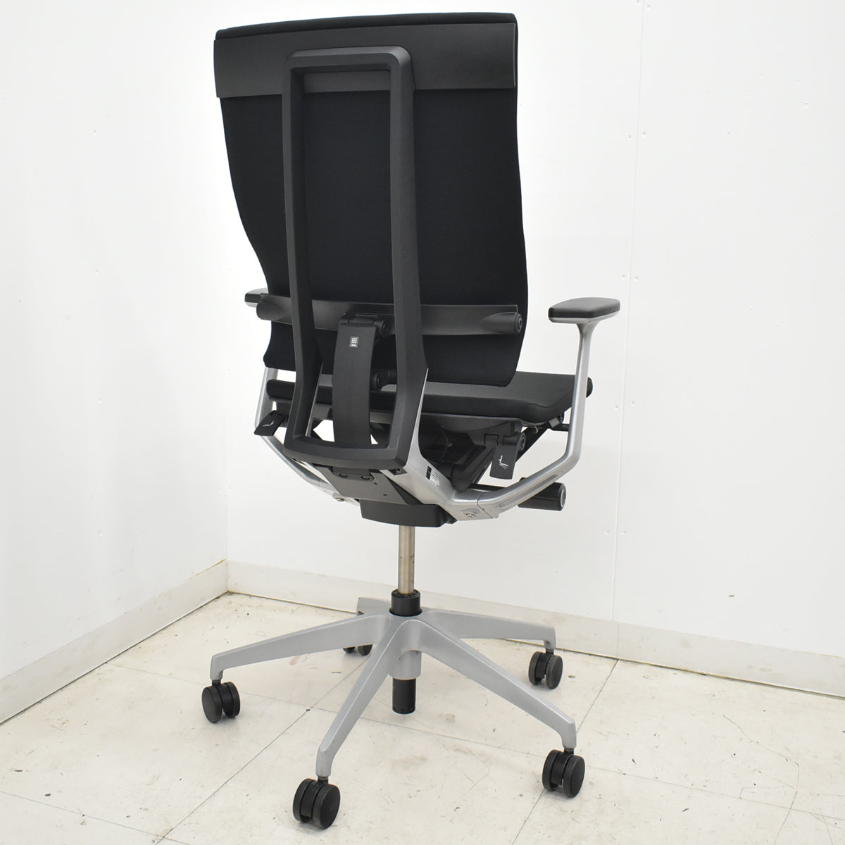 【中古】イトーキ　スピーナ　固定肘　シルバー脚　ブラック　2026021406【中古オフィス家具】