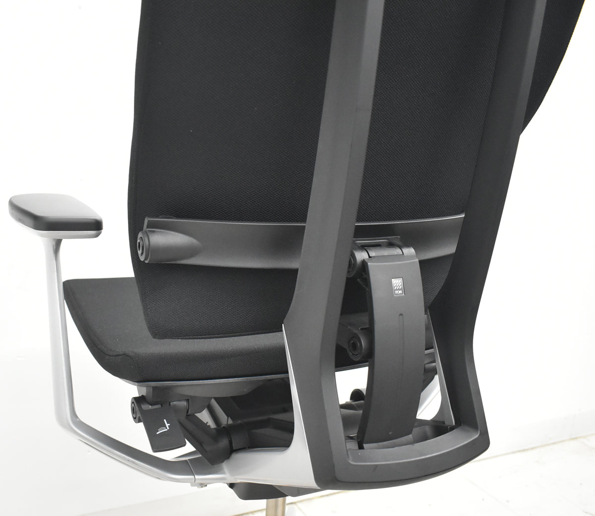 【中古】イトーキ　スピーナ　固定肘　シルバー脚　ブラック　2026021406【中古オフィス家具】