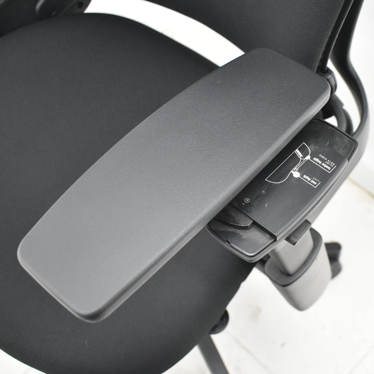 【中古】スチールケース　リープＶ２　APモデル　可動肘　ランバーサポート　2017年製　2026021601【中古オフィス家具】
