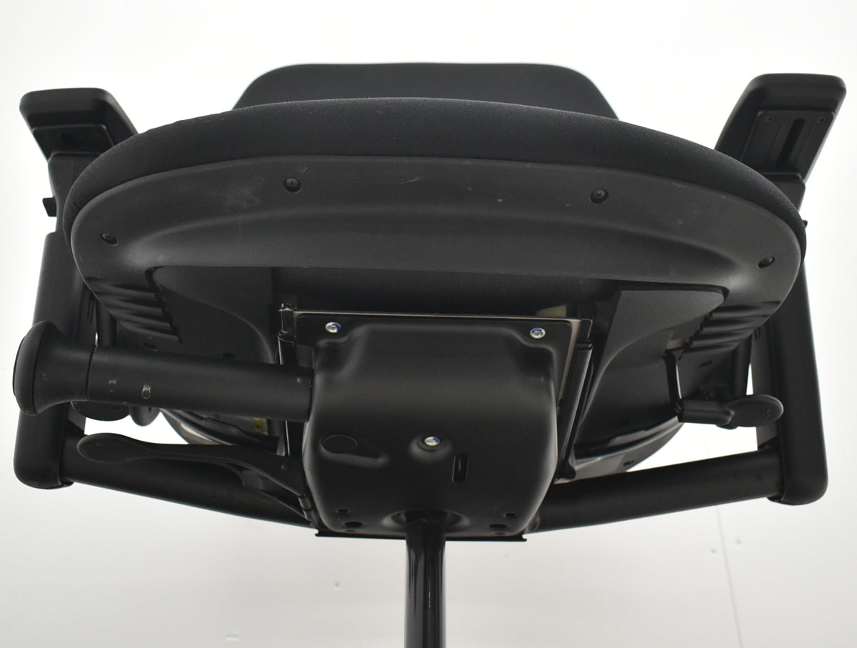 【中古】スチールケース　リープＶ２　APモデル　可動肘　ランバーサポート　2017年製　2026021601【中古オフィス家具】