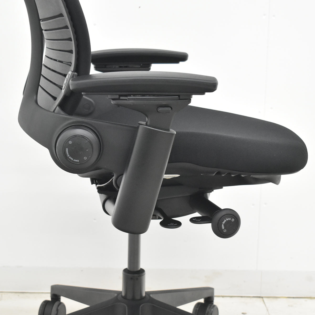【中古】スチールケース　リープＶ２　APモデル　可動肘　ランバーサポート　2017年製　2026021601【中古オフィス家具】