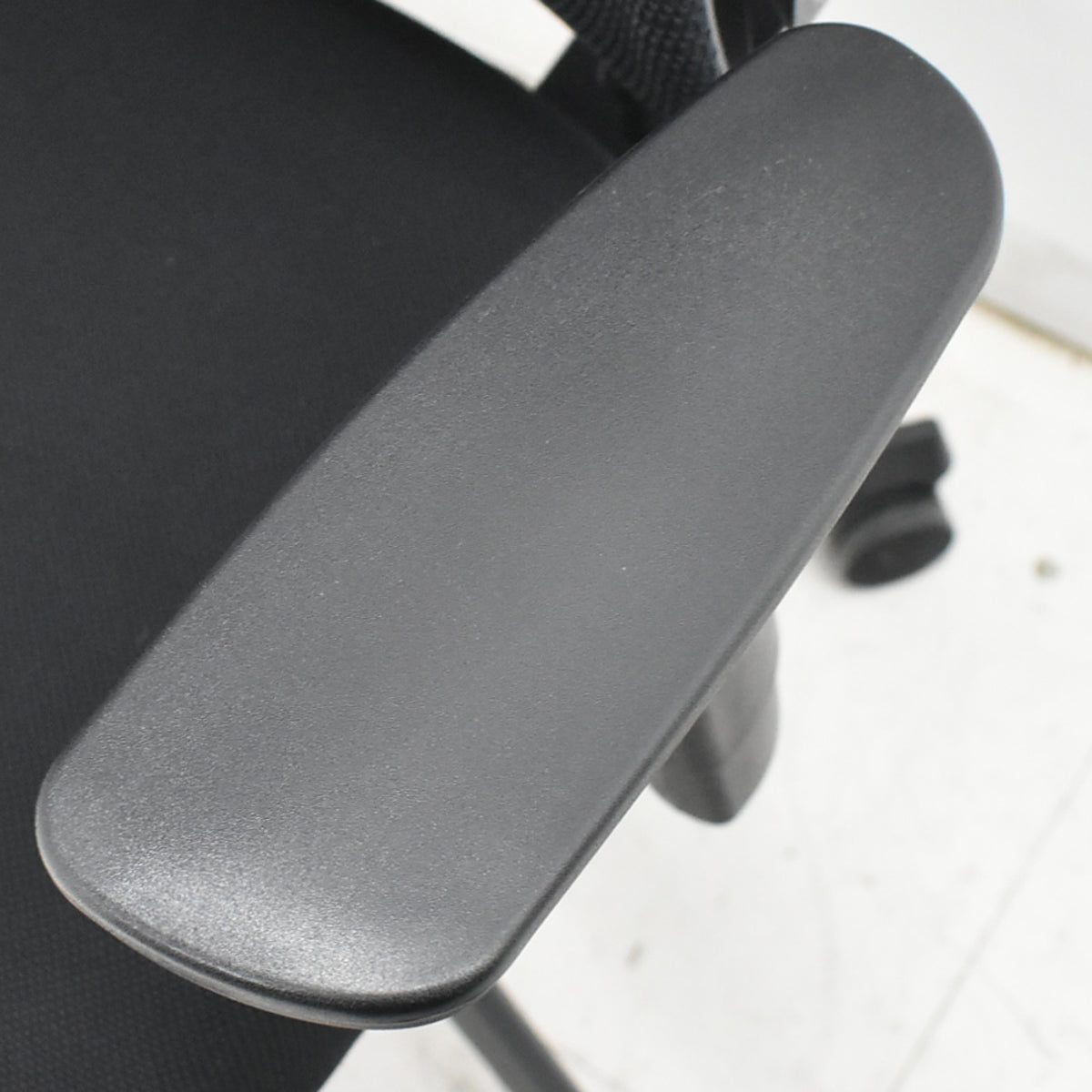 【中古】コクヨ　デュオラ　可動肘　ナイロンキャスター　ランバーサポート　ハンガー　2019年製　2026021605【中古オフィス家具】