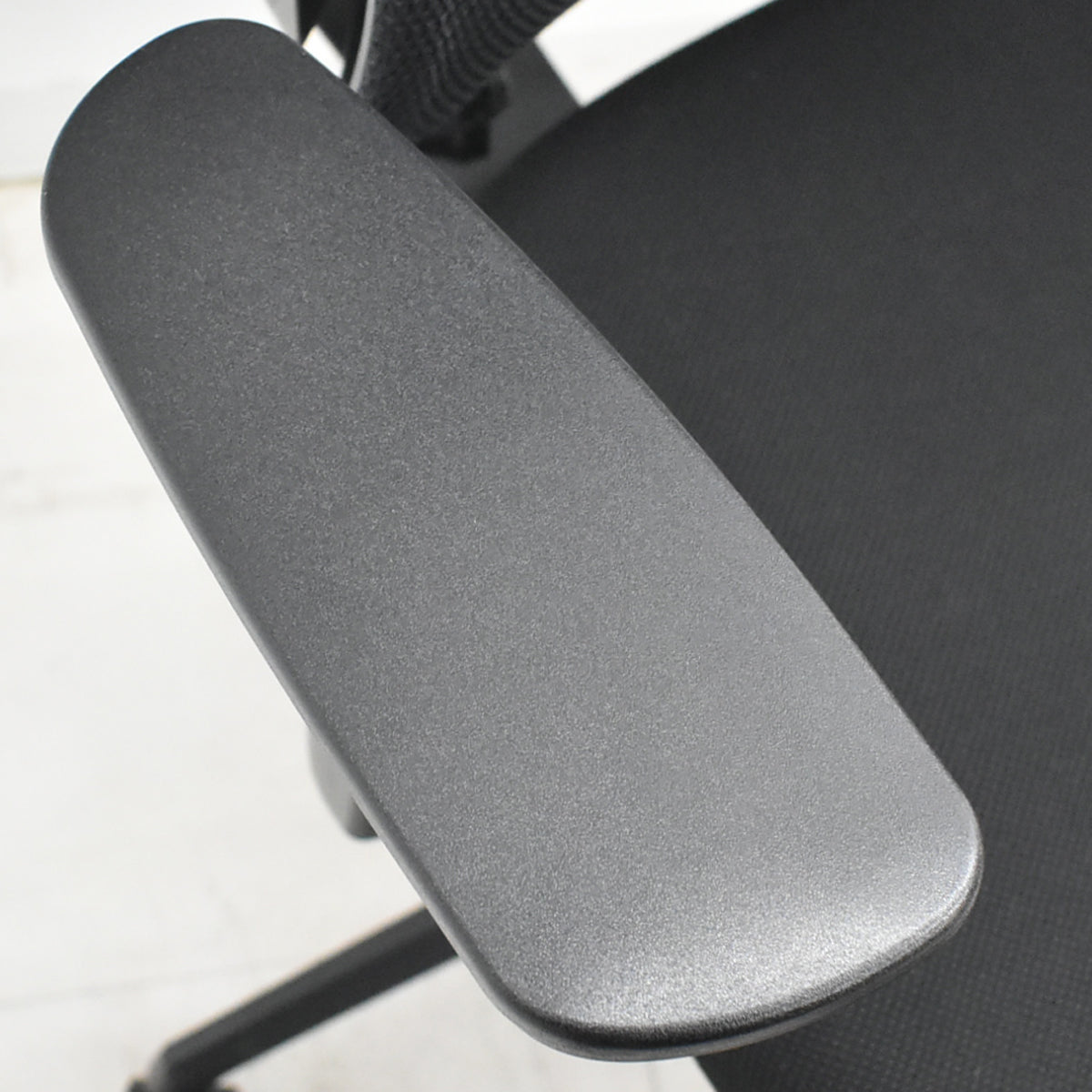 【中古】コクヨ　デュオラ　可動肘　ナイロンキャスター　ランバーサポート　ハンガー　2019年製　2026021605【中古オフィス家具】