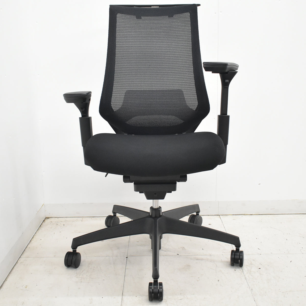 【中古】コクヨ　デュオラ　可動肘　ナイロンキャスター　ランバーサポート　ハンガー　2019年製　2026021605【中古オフィス家具】