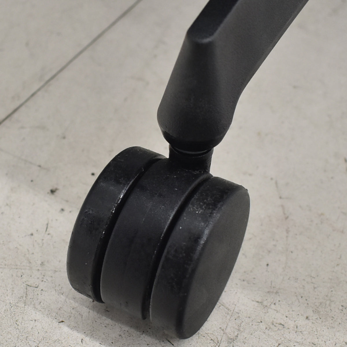 【中古】コクヨ　デュオラ　可動肘　ナイロンキャスター　ランバーサポート　ハンガー　2019年製　2026021605【中古オフィス家具】