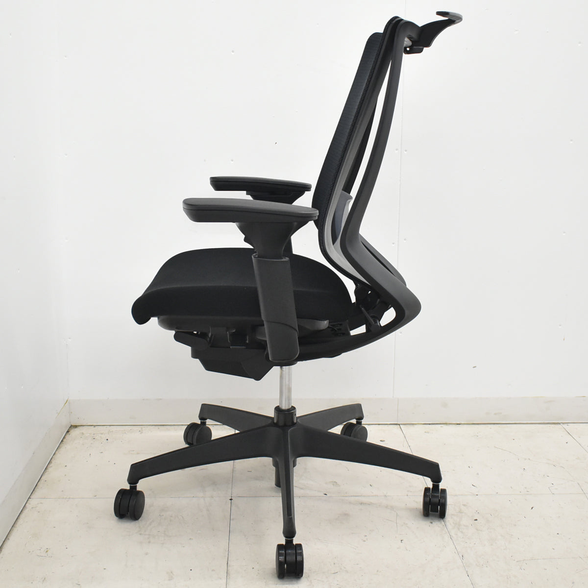 【中古】コクヨ　デュオラ　可動肘　ナイロンキャスター　ランバーサポート　ハンガー　2019年製　2026021605【中古オフィス家具】