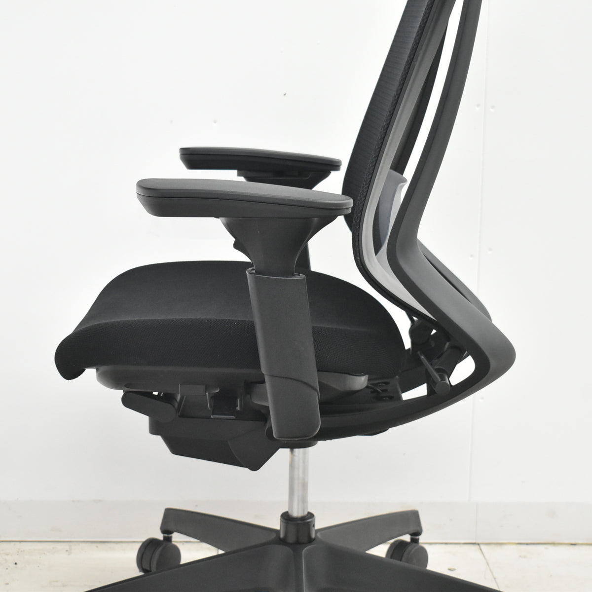 【中古】コクヨ　デュオラ　可動肘　ナイロンキャスター　ランバーサポート　ハンガー　2019年製　2026021605【中古オフィス家具】