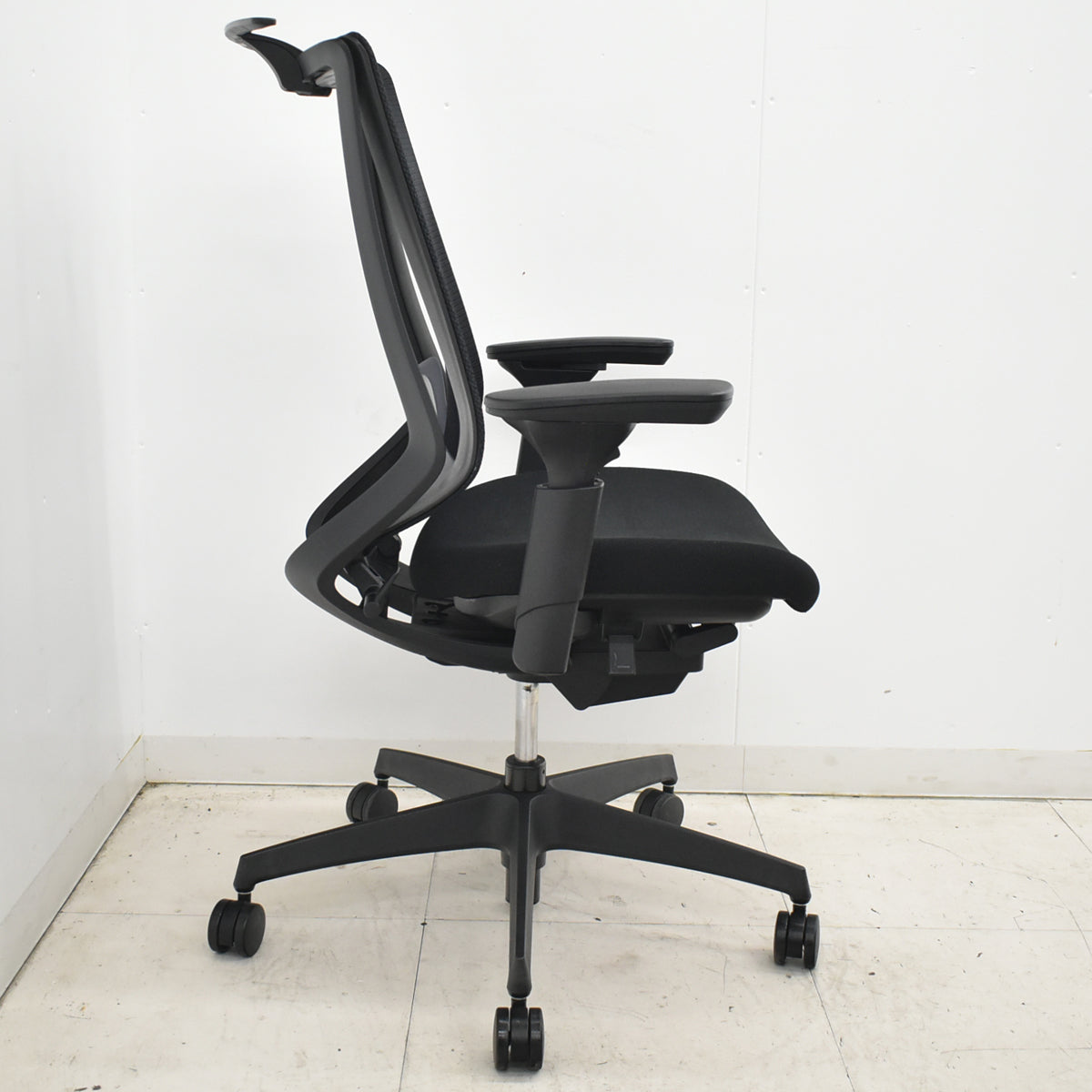 【中古】コクヨ　デュオラ　可動肘　ナイロンキャスター　ランバーサポート　ハンガー　2019年製　2026021605【中古オフィス家具】