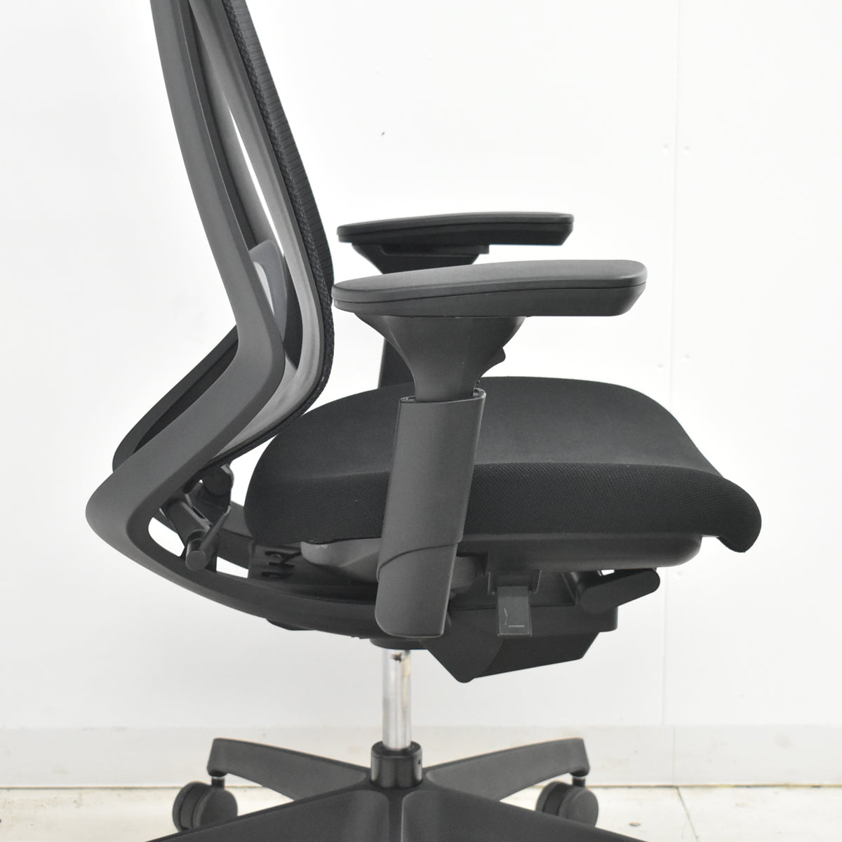 【中古】コクヨ　デュオラ　可動肘　ナイロンキャスター　ランバーサポート　ハンガー　2019年製　2026021605【中古オフィス家具】