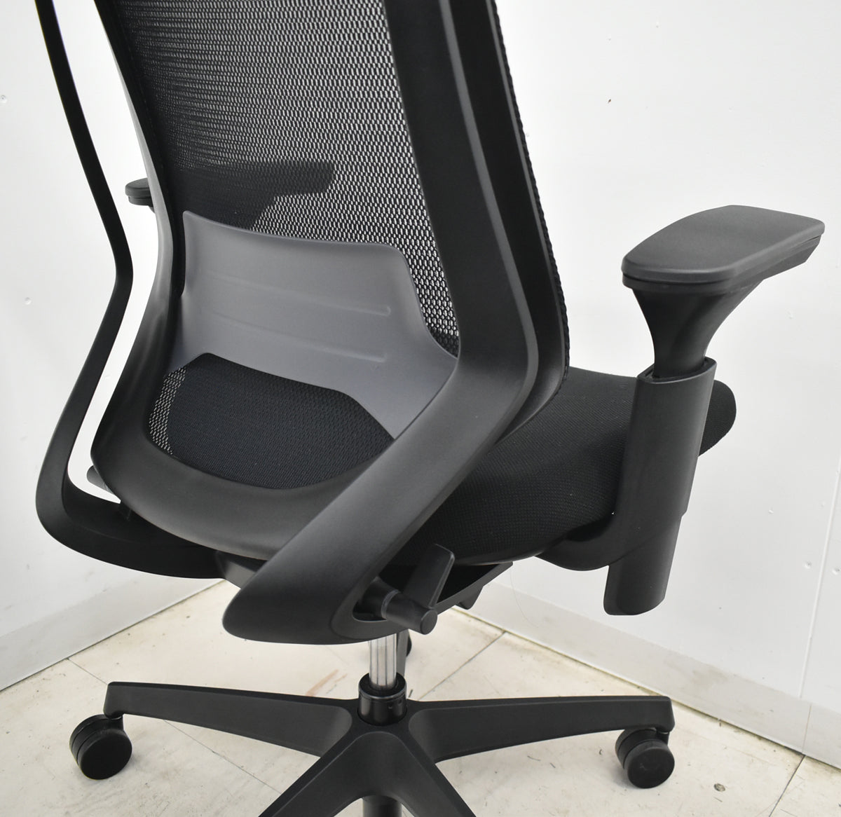 【中古】コクヨ　デュオラ　可動肘　ナイロンキャスター　ランバーサポート　ハンガー　2019年製　2026021605【中古オフィス家具】