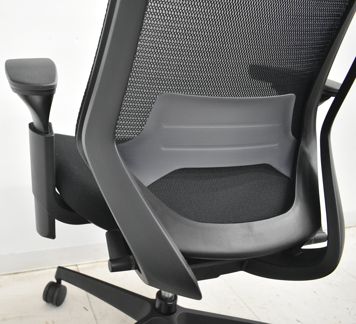 【中古】コクヨ　デュオラ　可動肘　ナイロンキャスター　ランバーサポート　ハンガー　2019年製　2026021605【中古オフィス家具】