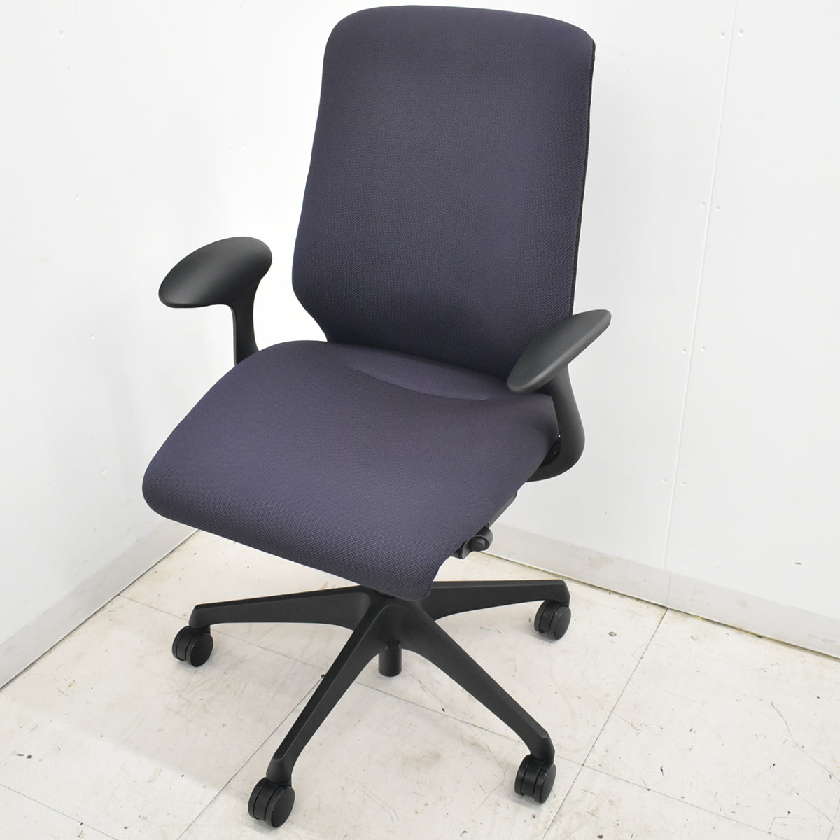 【中古】オカムラ　スフィア　固定肘　ナイロンキャスター　2022年製　2026021606【中古オフィス家具】