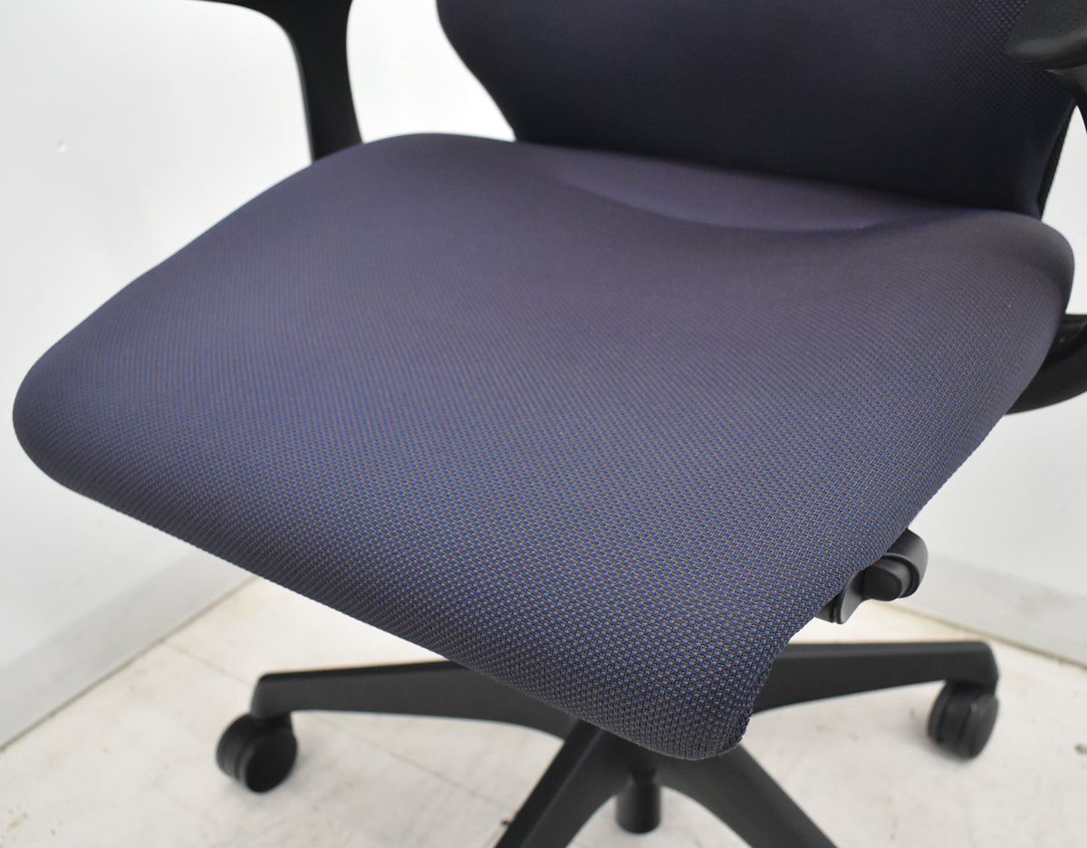 【中古】オカムラ　スフィア　固定肘　ナイロンキャスター　2022年製　2026021606【中古オフィス家具】