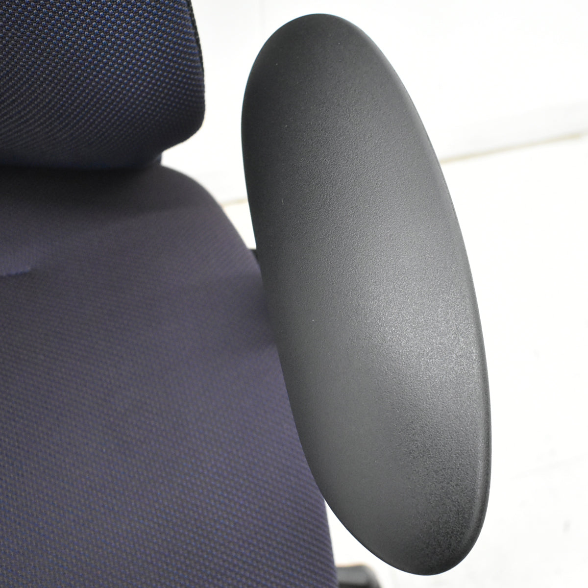 【中古】オカムラ　スフィア　固定肘　ナイロンキャスター　2022年製　2026021606【中古オフィス家具】