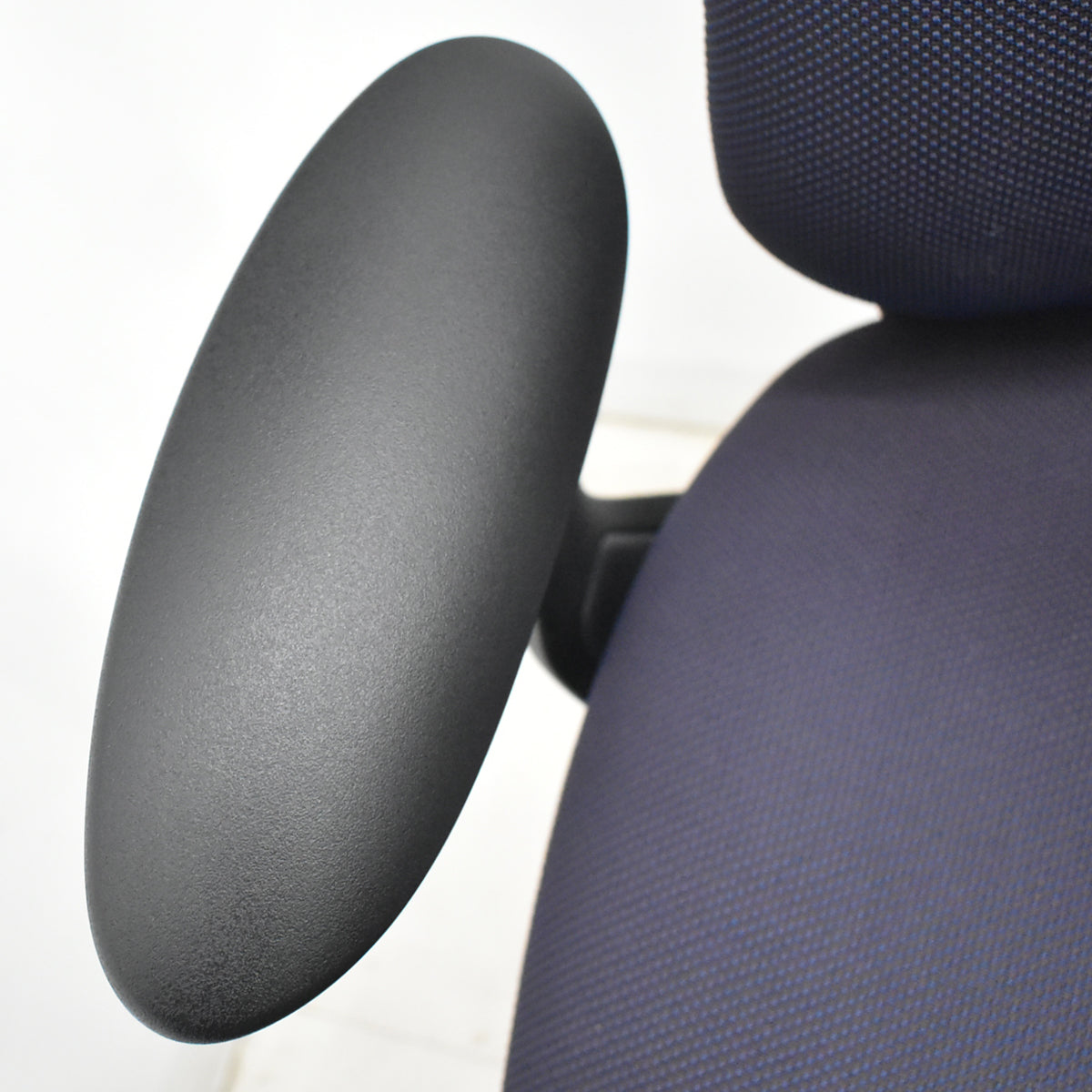 【中古】オカムラ　スフィア　固定肘　ナイロンキャスター　2022年製　2026021606【中古オフィス家具】