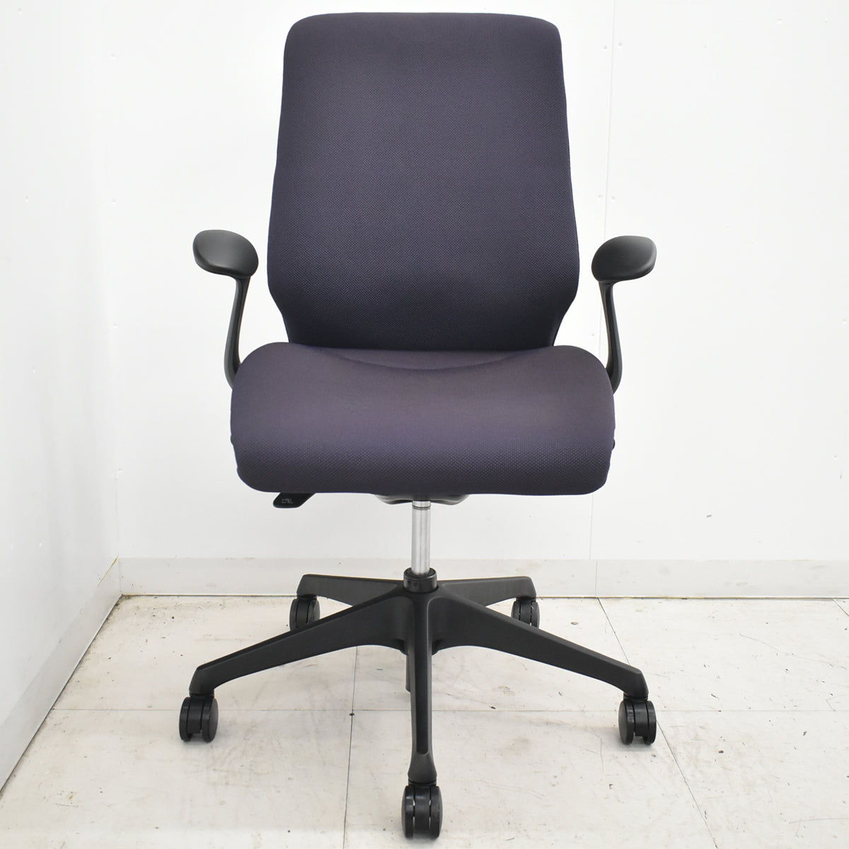 【中古】オカムラ　スフィア　固定肘　ナイロンキャスター　2022年製　2026021606【中古オフィス家具】