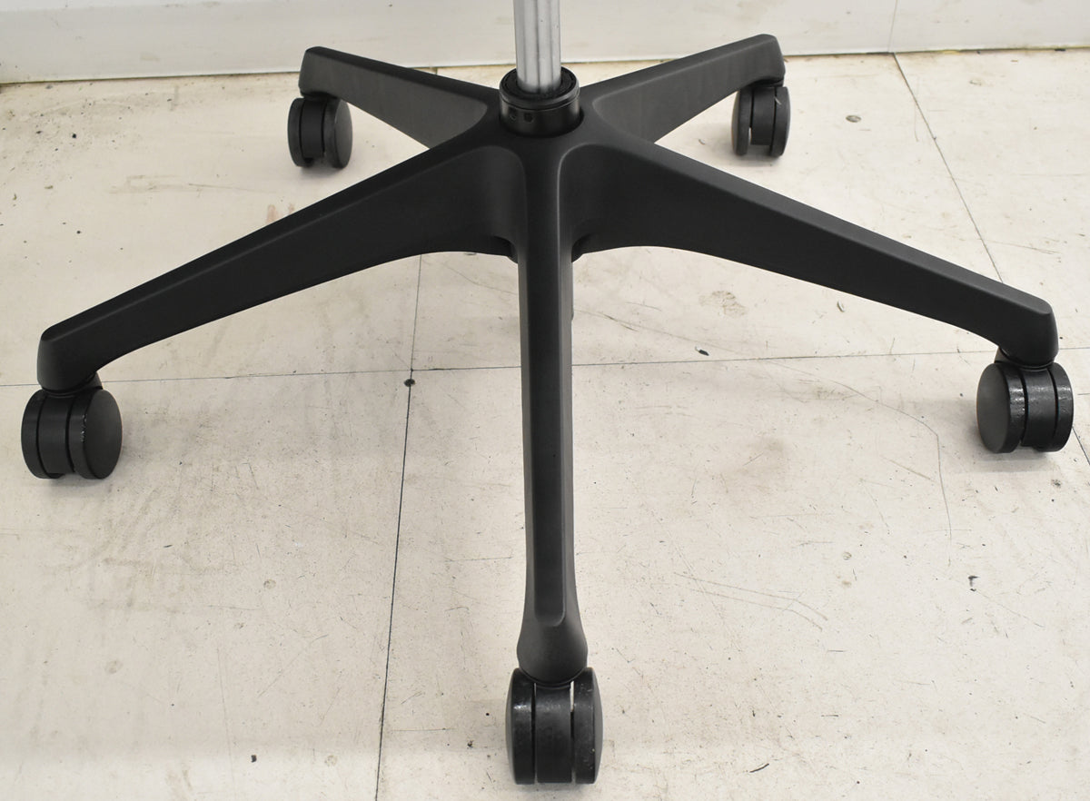 【中古】オカムラ　スフィア　固定肘　ナイロンキャスター　2022年製　2026021606【中古オフィス家具】