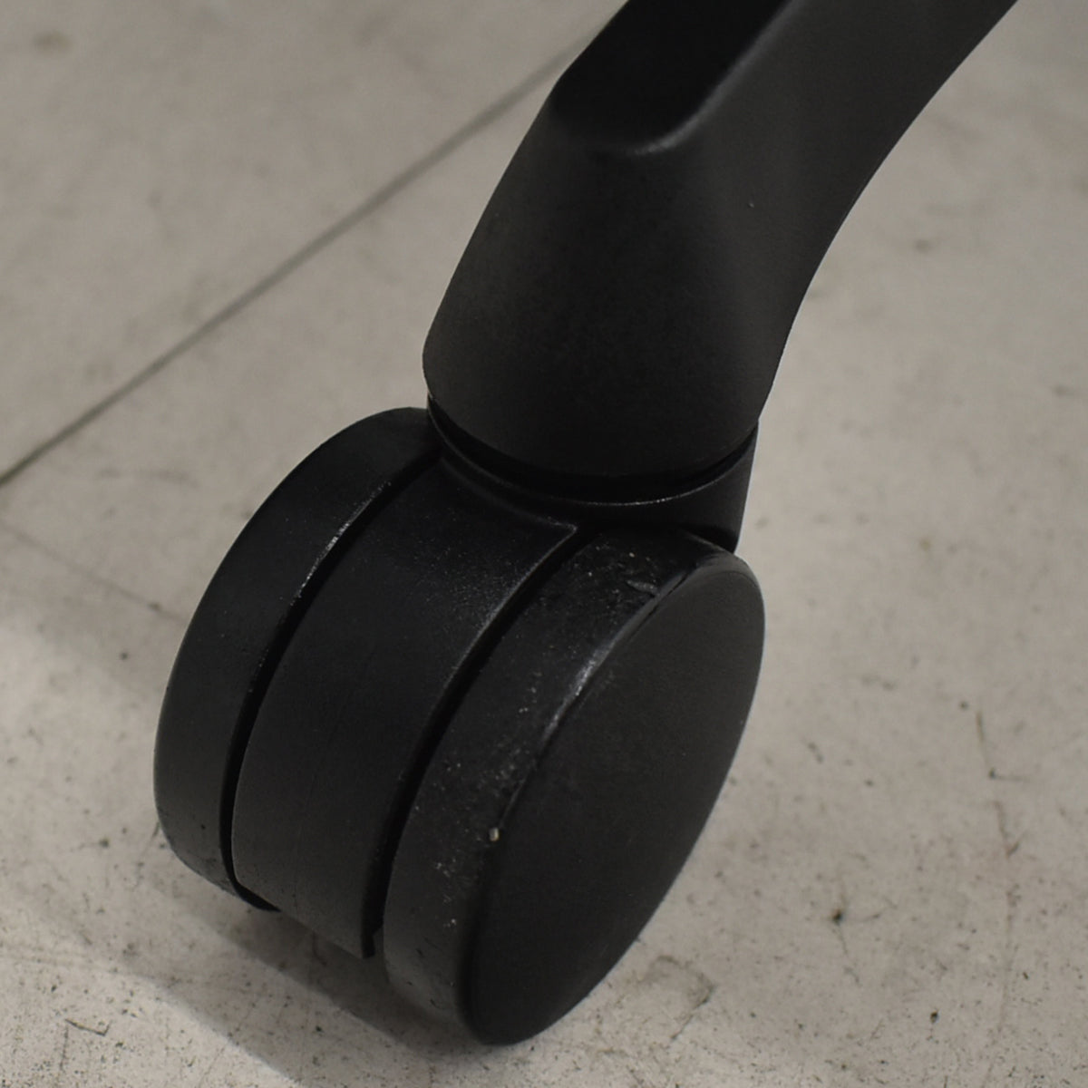 【中古】オカムラ　スフィア　固定肘　ナイロンキャスター　2022年製　2026021606【中古オフィス家具】