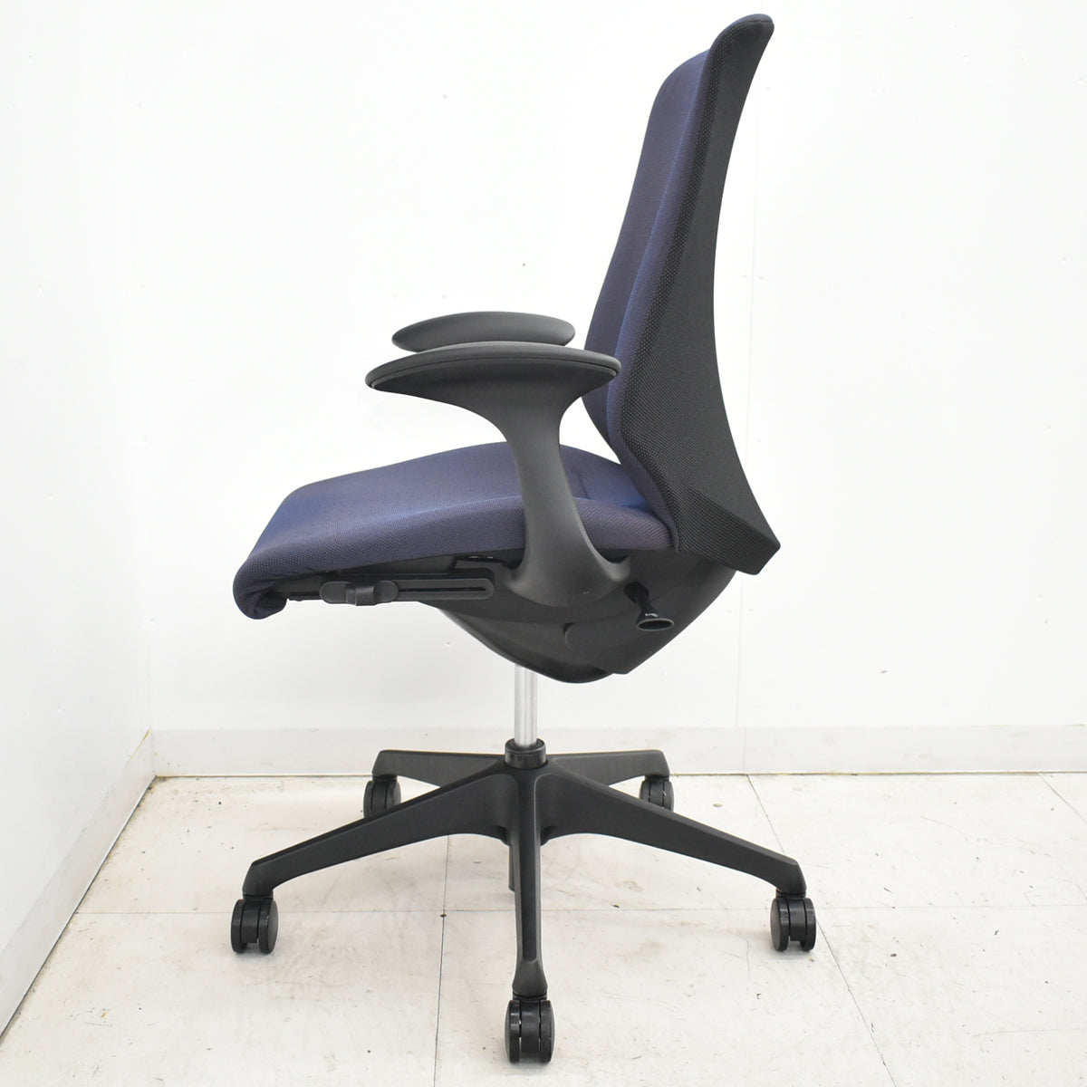 【中古】オカムラ　スフィア　固定肘　ナイロンキャスター　2022年製　2026021606【中古オフィス家具】