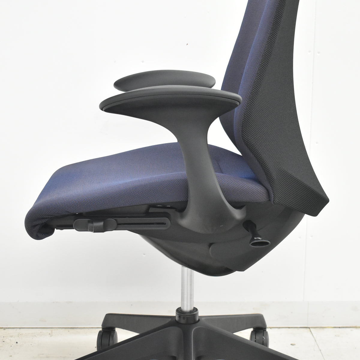 【中古】オカムラ　スフィア　固定肘　ナイロンキャスター　2022年製　2026021606【中古オフィス家具】