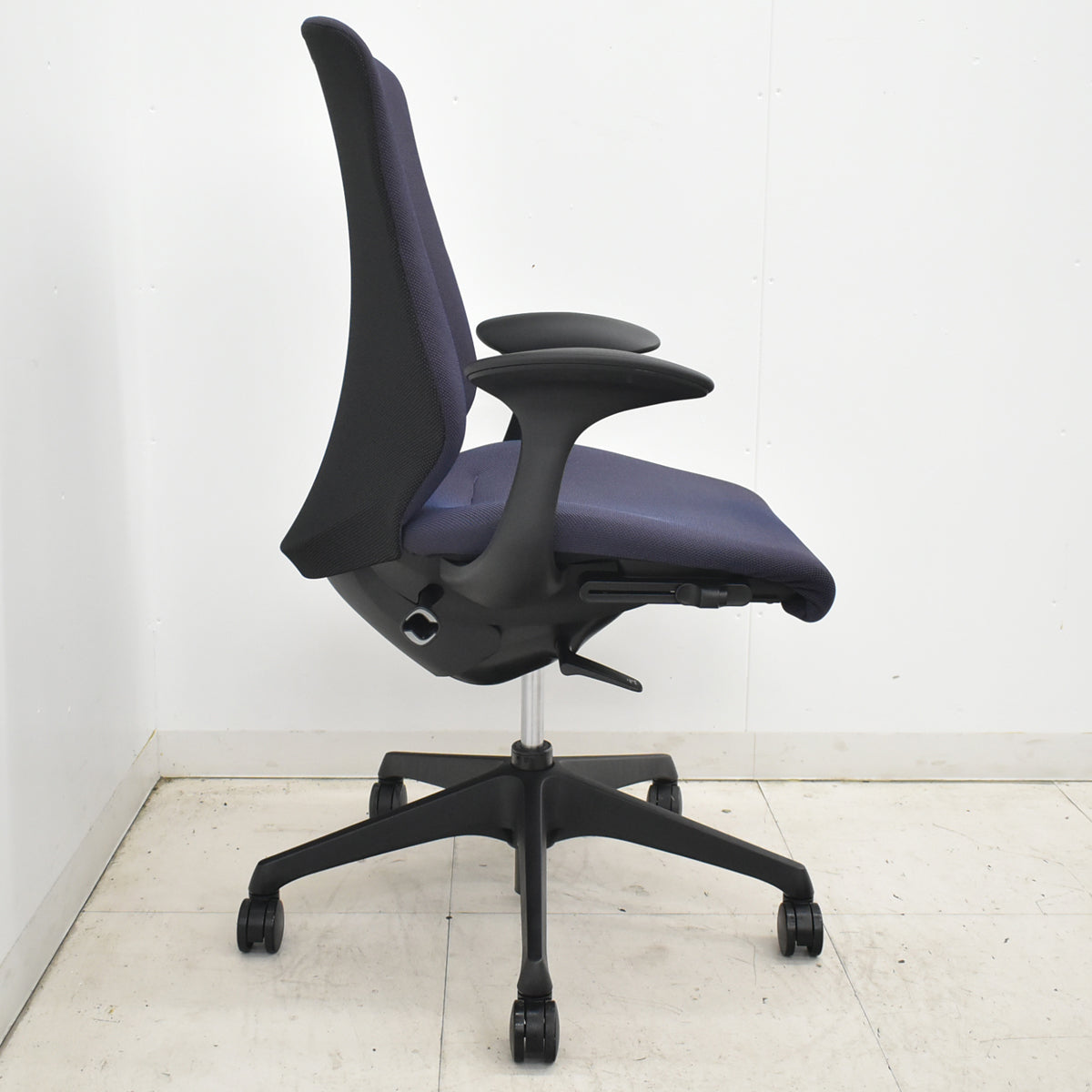 【中古】オカムラ　スフィア　固定肘　ナイロンキャスター　2022年製　2026021606【中古オフィス家具】