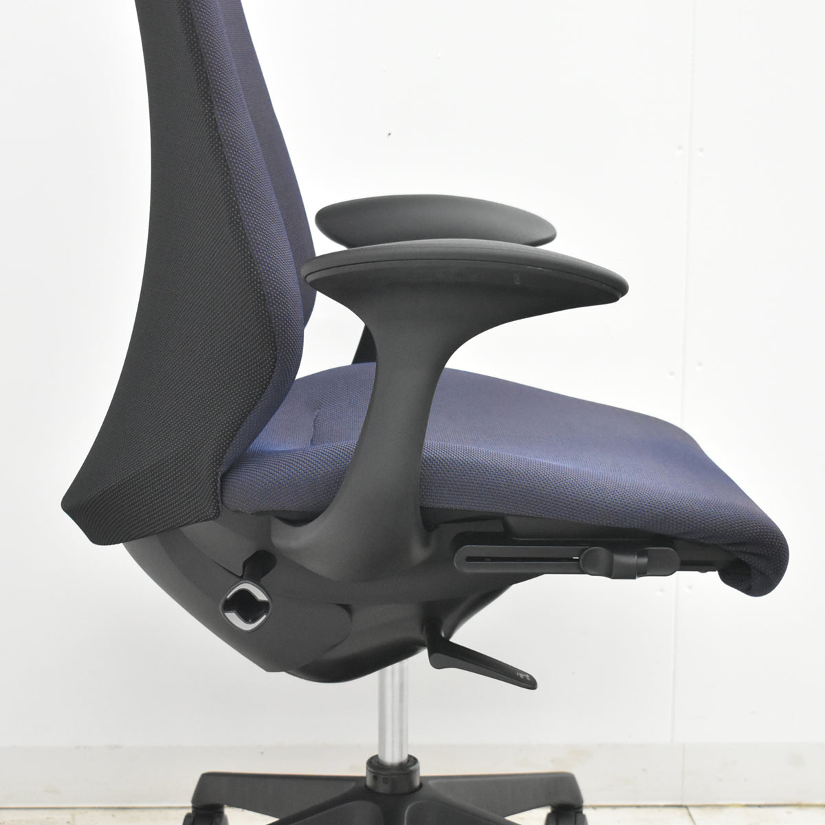 【中古】オカムラ　スフィア　固定肘　ナイロンキャスター　2022年製　2026021606【中古オフィス家具】