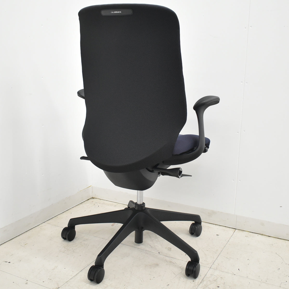 【中古】オカムラ　スフィア　固定肘　ナイロンキャスター　2022年製　2026021606【中古オフィス家具】